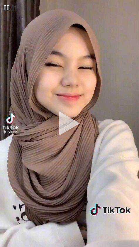 ✓✓ Pleated shawl is very stylish pashmina for your outfit hijab casual look everyday. This video will show you tutorial how to wear simple and easy pashmina. Zhaviah sell many hijab...imar...shmina. We ship all over the world. We also offer free shipping if you buy 6 shawl. You can check our shop for more hijab...imar...d shawl at /sho..!