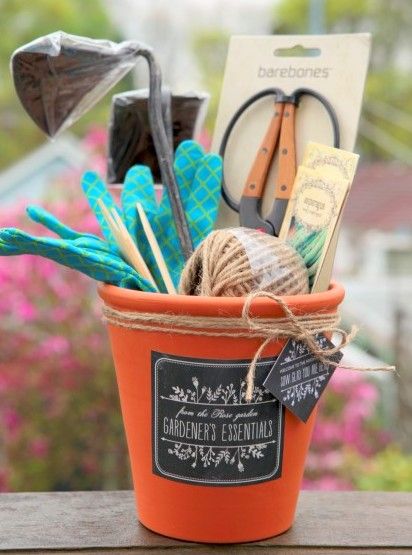 To welcome a new family to the block, why not give them a thoughtful pot filled with gardening goodies? Including some of your favourite tools like hand tools, seeds collected from your garden, and a catalog to local garden businesses would be a nice touch. Mint Salt, Scrub Homemade, Gardening Gift Set, Lavender Sugar, Gardening Gift Baskets, Scrub Diy, Diy Gift Set, Diy Gift Baskets, Hand Scrub