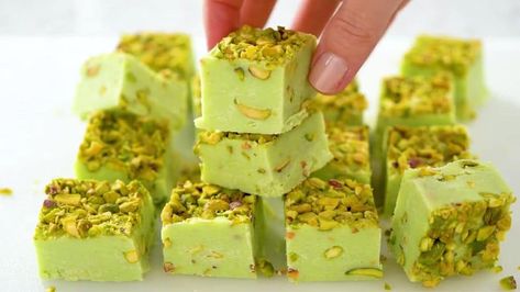 Pistachio Fudge Recipe Pistachio Fudge Recipe, Pistachio Fudge, Pistachio Cake Recipe, Cornbread Muffins Recipe, Easy Home Recipes, Slushie Recipe, Fudge Ingredients, Pistachio Cream, Pistachio Pudding