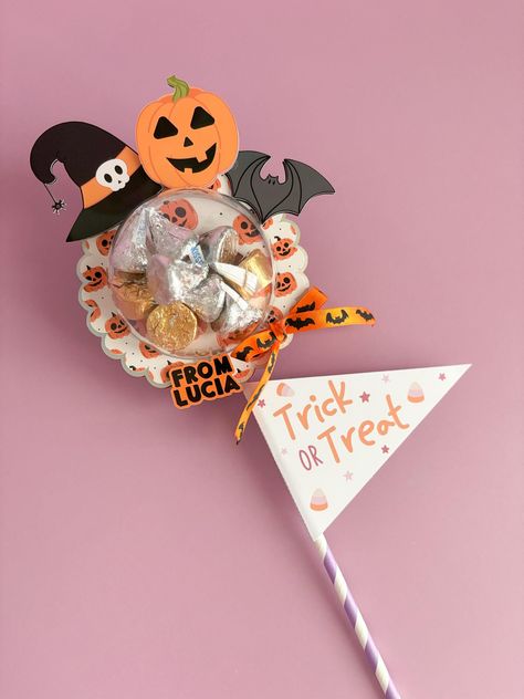 Spooktacular Halloween Party Favors that are cute and customizable with your favorite candy treat.  Fill the empty dome with the candy of your choice to create unique party favors that match your theme. Whether it's vibrant skittles, classic chocolates, or spooky sweets, the choice is yours! ITEM DETAILS This listing is for 1 Pumpkin Halloween Wand  (for a party of 5 guest please select a quantity of 5 items) Each individual favor includes:  * Clear Dome for treats * 3.5x13in * Images printed in Halloween Candy Crafts For School, Trick Or Treat Candy Bags, Easy Class Halloween Treats, Dance Class Halloween Treats, Preschool Halloween Treats Bags, Halloween Classroom Favors, Class Halloween Gifts, Halloween Gifts For Classmates, Trick Or Treat Set Up Ideas