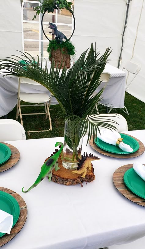 Dinosaur Party Centerpiece, Fête Jurassic Park, Dinosaur Birthday Party Food, Dinosaur Birthday Party Ideas, Dinasour Birthday, Jurassic Park Birthday Party, Dinosaur Baby Shower Theme, 4de Verjaardag, 10th Birthday Party