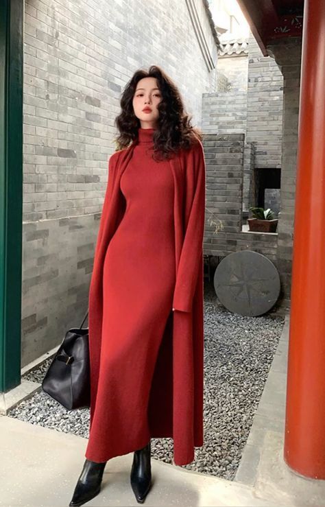 Long Dress Autumn Outfit, Winter Dress Layering, Long Red Dress Outfit, Autumn Fashion Inspiration, Long Red Coat, Jacqueline De Ribes, Modest Aesthetic, Red Long Dress, Outfit Ideas Winter