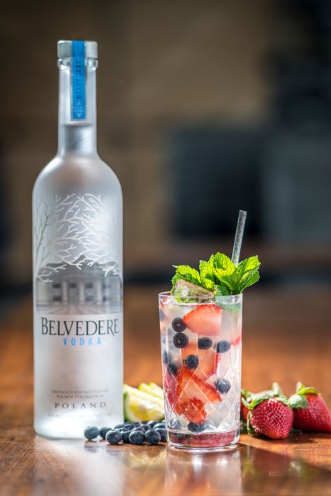 4th of July & Summer Cocktails from Belvedere Vodka & Don Papa Rum - Luxe Beat Magazine Fruit Loop Treats, Don Papa Rum, Mojito Recipe Pitcher, July Cocktails, Easy Mojito Recipe, Mojito Recipe Classic, 4th Of July Cocktails, Belvedere Vodka, Beer Names