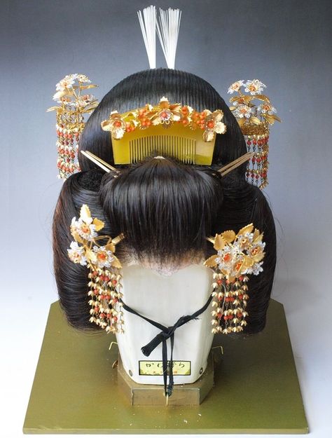 Elaborate geisha hair comb hair pin set Maiko Kimono, Asian Hair Ornaments, Japanese Culture Art, Geisha Hair, Japanese Kanzashi, Antique Hair Combs, Japanese Hair, Old Hairstyles, Comb Set