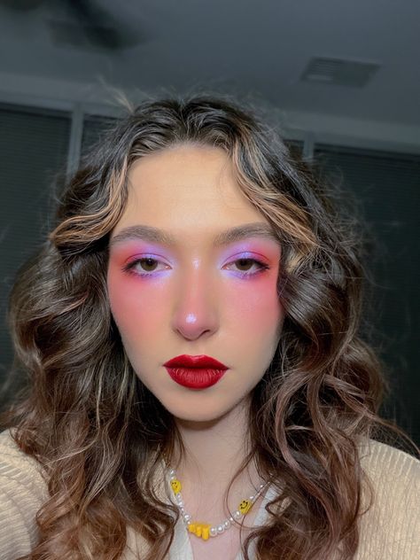 Purple And Red Eye Makeup, Purple Eyeshadow Red Lipstick, Purple Red Eyeshadow, Watercolor Eyeshadow Looks, Eyeshadow Art Ideas, Fancy Nancy Makeup, Creative Eye Makeup Purple, Spring Makeup Looks 2024, Red And Purple Eyeshadow Look