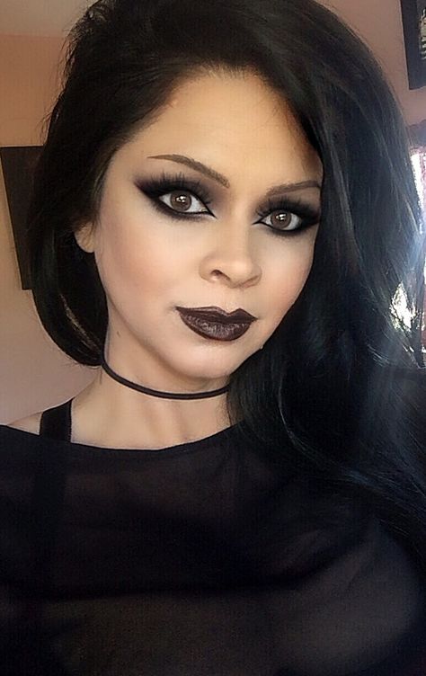 Modern Gothic Makeup, Goth Cat Eye Makeup, Victorian Makeup Gothic, Beginner Goth Makeup, Minimal Goth Makeup, Goth Witch Makeup, Simple Gothic Makeup, Gothic Wedding Makeup, Goth Makeup Everyday