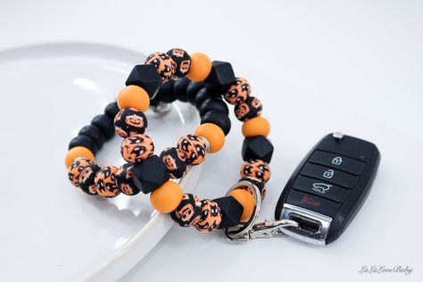 Halloween Wristlets, Bead Business, Bangle Keychain, Home Keys, Wristlet Keychains, Cats Halloween, Beaded Wristlet, Chat Halloween, Bracelet Keychain