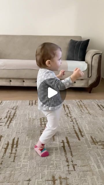 Funny Babies Dancing, Toddler Videos, Funny Dance Moves, Knitting Humor, Dancing Baby, Toddler Mom, Toddler Life, Dad Life, Baby Gif