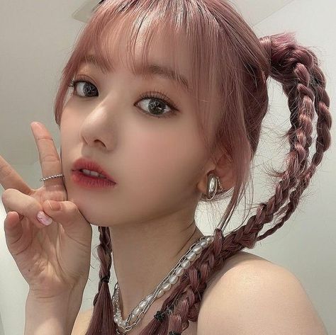 miyawaki sakura iz*one le sserafim pink hair braids peace sign pretty cute izone lesserafim kpop Sakura Pink Hair, Pink Hair Braids, Sakura Izone, Sakura Miyawaki, Miyawaki Sakura, Hair Braids, Iz One, Peace Sign, Pink Hair