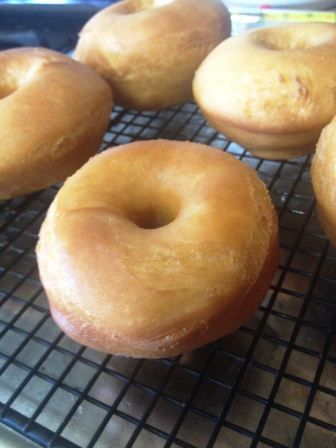 Emo Marie and the Quest for Domestic Perfection: Overnight Yeast Doughnuts - Best Recipe I Have Tried! Yeast Doughnuts, Mini Donut Recipes, Raised Donuts, Doughnut Recipe Easy, Fried Dessert, Yeast Donuts, Homemade Donuts Recipe, Lentil Dishes, Brunch Bread