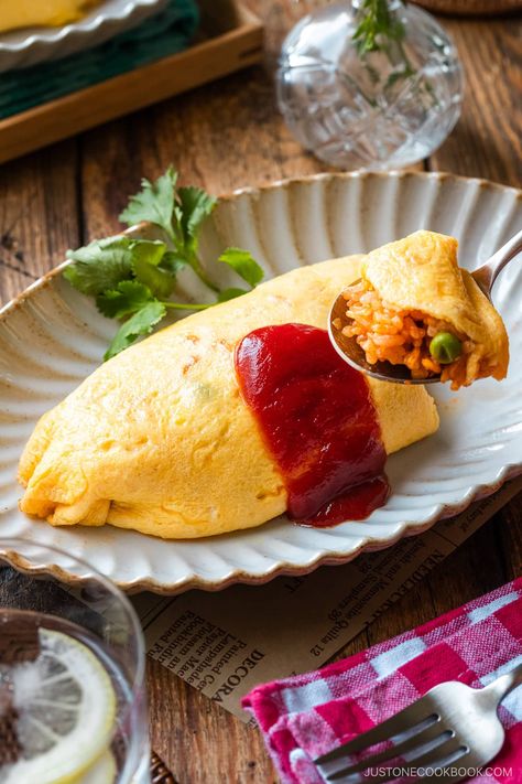 Omurice (Japanese Omelette Rice) オムライス Rice Omelette, Omurice Recipe, Omelette Rice, Japanese Omelette, Rice Video, Rice Wraps, Japanese Rice, Savory Chicken, Chicken Fried Rice