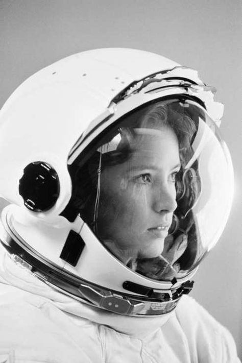 Astronaut Anna Lee Fisher Wants to See a Woman on Mars Anna Fisher, Astronaut Helmet, Anna Lee, 얼굴 드로잉, Photographie Portrait Inspiration, Nasa Astronauts, Space Girl, Space Suit, Ex Machina