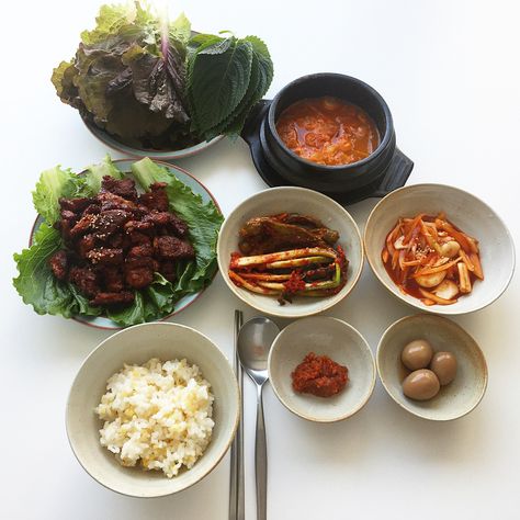 Korean Meal Korean Meal Aesthetic, Korean Food Spicy, Korean Food Aethstetic, Easy Korean Food, Healthy Meals Recipes, Traditional Korean Food, Korean Table, Korean Breakfast, Cheese Noodles