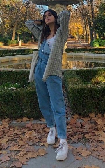 Cute Jean Overall Outfits, Rainy Day Overalls Outfit, Cute Fall Outfits Overalls, Cute Fall Overall Outfits, Overalls Flannel Outfit, Gray Overalls Outfit, Cute Outfits Overalls, Overalls With Jacket, Jean Overall Outfits Fall