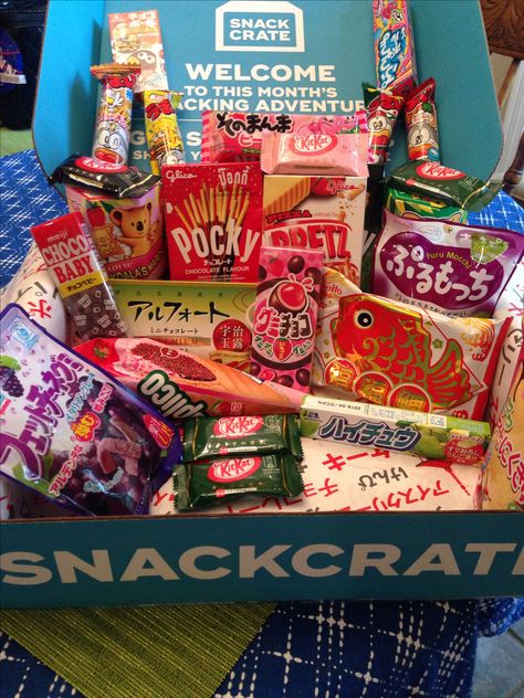 Asian Snack Box Gift, Snacks Box Gift, Snack Box Gift Aesthetic, Snack Box Aesthetic, Snack Box Ideas Gift, Snacks Basket, Korean Sweets, Japanese Snack Box, Snack Basket