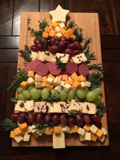 Make Ahead Christmas Appetizers, Decorações Com Comidas, Christmas Recipes Appetizers, Party Food Platters, Christmas Food Dinner, Christmas Brunch, Christmas Menu, Xmas Food, Christmas Dishes