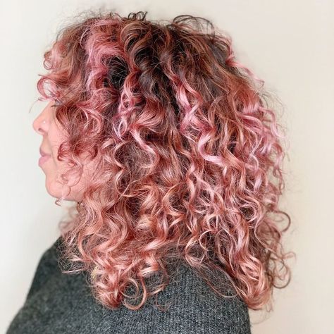 Curly Hair 3c, Curly Hair With Highlights, Pink Peach Hair, Peach Blonde, Curly Pink Hair, Pink Curly Hair, Rose Gold Hair Blonde, Pink Curls, Highlights Curly Hair