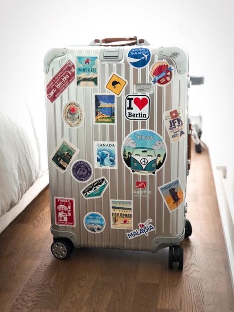 Luggage Painting, Luggage Aesthetic, Rimowa Luggage, Penyimpanan Makeup, Suitcase Stickers, Diy Luggage, Cute Luggage, Luggage Stickers, Suit Pin