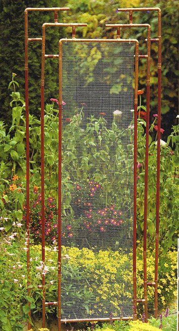 Dishfunctional Designs: Pipe Down! Unique Copper Pipe Home Decor & Artwork...  like this idea for an earring display . Freestanding Trellis, Metal Garden Trellis, Wire Trellis, Koti Diy, Diy Garden Trellis, Home Decor Artwork, Metal Trellis, Trellis Plants, Copper Pipe