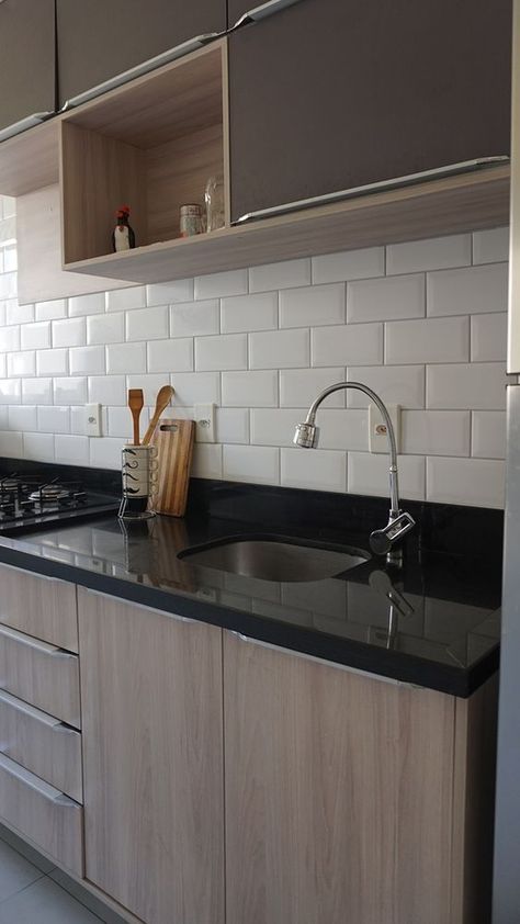 Azulejo Para Cozinha: Modelos Para Todos Os Estilos Kitchen Tiles Ideas, Metro White, Decor Ideas Kitchen, Kitchen Decorating Ideas, Modern Kitchen Cabinet Design, Kitchen Aesthetic, Appliances Kitchen, Modern Kitchen Interiors, Small Kitchen Decor