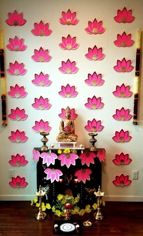 Mandir Decoration Ideas At Home Diy Easy, Flower Wall Decor Diy, Flower Decoration For Ganpati, Indian Diy, Puja Decor, Mandir Decoration, Diwali Design, Ganesh Chaturthi Decoration, Pooja Decor