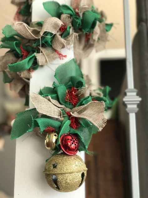 Christmas Garland Decorating Ideas, Diy Fabric Garland, Diy Trees, Burlap Christmas Decorations, Burlap Garland, Burlap Christmas Tree, Diy Christmas Garland, Rag Garland, Christmas Decorations Garland