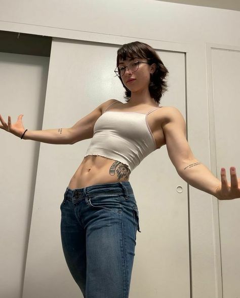 Lean Beef Patty, Buff Women, Female Reference, Photographie Portrait Inspiration, Female Pose Reference, Beef Patty, Lean Beef, Human Reference, Body Reference Poses