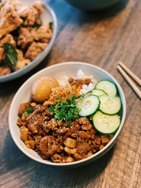 The key to having a great bowl of Lu Rou Fan is making sure you hand chop the pork belly. I know it is a lot of manual work, but I promise it is worth it! The gelatine from the pork belly makes your lips stick together, and the fat melts into the sauce, so when you serve it on top of a bowl of rice, every single grain of rice is coated with the meat sauce. Even typing this right now is making me drool. Braised Pork Rice, Tiffy Cooks, Chinese Cooking Wine, Authentic Chinese Recipes, Taiwanese Food, Easy Asian Recipes, Easy Chinese Recipes, Simple Dinner, Braised Pork