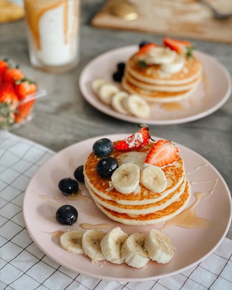 Pancakes Astetic, Pancake Presentation, Pancake Plating, Pancake Decoration, Indian Food Plating, Pancake Aesthetic, Pancakes Ideas, Pancakes Aesthetic, Pancake Restaurant