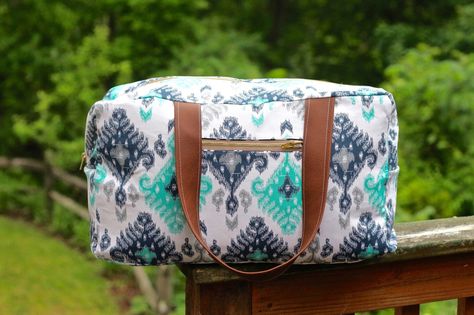 Zaaberry: Noodlehead's Cargo Duffle // Free Pattern Sewn by Me Bags Stitching, Duffel Bag Pattern, Weekender Bag Pattern, Duffle Bag Patterns, Weekend Bags, Bag Pattern Free, Pouch Pattern, Fabric Bins, Sewing Lessons