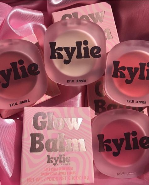 Kylie Jenner Makeup Brand, Kylie Cosmetics Packaging, Kylie Cosmetics Aesthetic, Kylie Cosmetics Collection, Kylie Cosmetics Blush, Kyle Cosmetics, Kylie Jenner Cosmetics, Kylie Jenner Makeup Tutorial, Kylie Jenner News