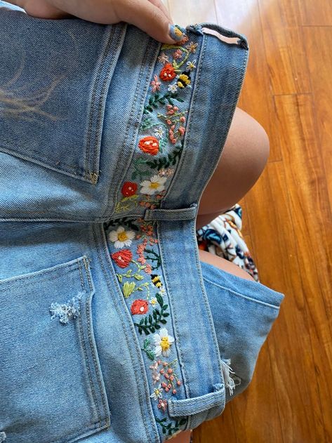 Embroiderers do it in the hoop! Embroidery Jeans Diy, Clothes Embroidery Diy, Embroidery Stitches Tutorial, Embroidery On Clothes, Cute Embroidery, Sewing Embroidery Designs, Hand Embroidery Art, Embroidered Clothes, Embroidery Inspiration