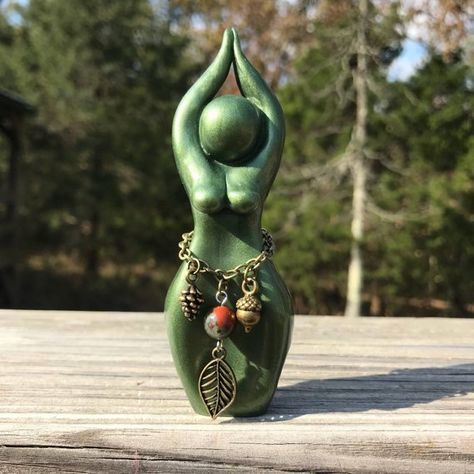 Mother Nature Goddess, Clay Goddess, Gaia Goddess, Pagan Crafts, Nature Goddess, Goddess Sculpture, Crystal Holder, Greek Statues, Earth Mother