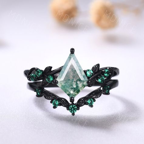 Black Gold Vintage kite moss agate engagement ring set,Unique twig leaf emerald ring Kite cut bridal ring set Green Agate Silver Ring Set --Engagement Ring-- Main Stone: 10*7mm kite shape moss agate Side stone: round lab emerald --Wedding Ring-- Stone: round lab emerald same oval moss agate ring set: https://www.etsy.com/listing/1646281511 ❤The main stone can be replaced with other natural or lab gemstones. ❤Engraving is available. ❤I can do rush order for you,please contact me about the timelin Black Gold Wedding Rings Sets, Black And Green Engagement Ring, Elven Engagement Ring, Moss Agate Wedding Ring, Agate Wedding Ring, Emerald Engagement Ring Set, Gothic Engagement Ring, Smaragd Ring, Unique Engagement Ring Settings