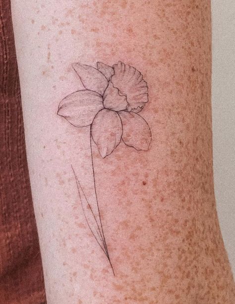 Fine Line Daffodil Tattoo, Daffodil Flower Tattoo, Tattoo Daffodil, Daffodil Tattoo Design, Flower Wrist Tattoo, Daffodil Flower Tattoos, Boys Tattoo, Daffodil Tattoo, Fineline Tattoo