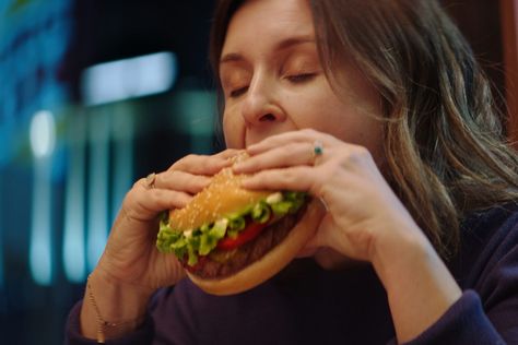 The ad, from Burger King France, is called “Listen to yourself” and follows a befuddled women being bombarded with a stack of contradictory health advice which she ultimately abandons for a juicy burger from the drive-thru. Whopper Burger King, Greasy Food, Eating Too Much, Birthday Freebies, Black Dating, Feeling Weak, Ate Too Much, Cold Shower, Restaurant Offers