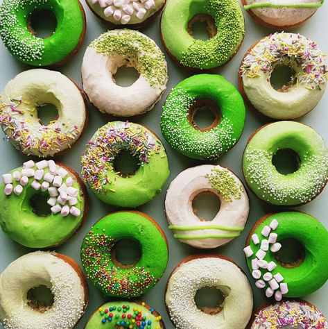 Donut Decorating Ideas, Green Donut, Easy Icing, Baked Doughnuts, Dinosaur Birthday Party Decorations, Donut Decorations, St Patricks Day Food, Matcha Recipe, Doughnut Recipe