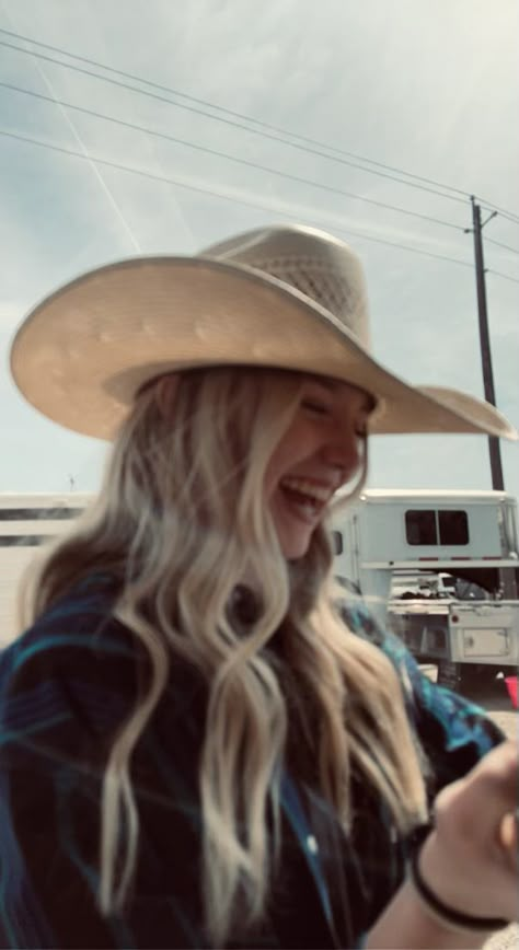 Cowboy Hat Outfit Woman, Cowgirl Blonde, Neon Cowgirl, Motivation Movies, Real Cowgirl, White Cowboy Hat, Cowboy Romance, Country Summer, Summer Movie