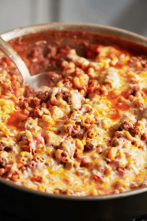 The Best One-Skillet Cheesy Beef and Macaroni Recipe / This is total comfort food; a one dish recipe, with even the pasta cooking in the same skillet. #onepot #oneskillet #onepotpasta #comfortfood #groundbeef Beef Mac And Cheese, Beef Macaroni, Macaroni Recipe, Macaroni Recipes, Beef Pasta, Baked Casserole, Dinner With Ground Beef, Beef Brisket, Ground Beef Recipes