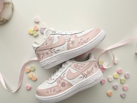 Painted Af1, Cute Converse Shoes, Nike Shoes Women Fashion, Painted Shoes Diy, Painted Nikes, Diy Sneakers, Nike Shoes Air Force, Nike Fashion Shoes, Preppy Shoes