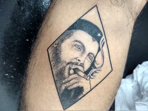 Che Guevara Tattoo Design, Che Guevara Tattoo, Che Guevara Photos, Yogi Tattoo, Heart Tattoos, Car Tattoos, Album Art Design, Tattoo Desings, Tattoo Bracelet