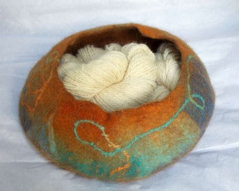 Resist Felting - Part 5 Felting Techniques | FiberArtsy.com Felt Bowl, Felted Bowl, Wet Felting Tutorial, Felted Vessels, Hantverk Diy, Felting Tutorial, Felted Bowls, Felting Techniques, Felt Yarn