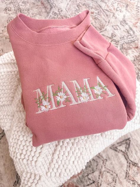 Crafted with love, this 100% Cotton Pink Sweatshirt adds comfort and warmth to any mom's wardrobe. The word 'Mama' is elegantly embroidered across the front, enhanced by a string of dainty daisies that wrap around each letter. This sweatshirt is not only comfortable but also a fashion statement. Its cozy crewneck makes it perfect for those chilly days or relaxed evenings at home. The Floral Mama Sweatshirt is an ideal gift for any occasion Valentines or Mother's Day. Mom Personalized Gifts, Embroidery Machine Projects, Embroidering Ideas, Motherhood University, Mama Embroidered Sweatshirt, Mama Embroidery, Mom Christmas Gifts, Embroidery Machine Designs, Gift For Mom From Daughter