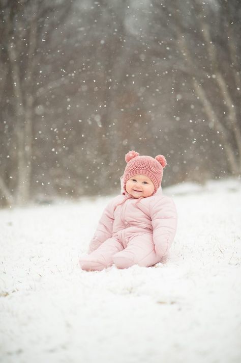 Snow Baby Pictures, Olives Photography, Winter Baby Pictures, Winter Family Photography, Christmas Baby Pictures, Month Photos, Magical Pictures, Snow Photoshoot, Winter Family Photos