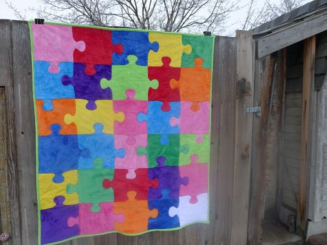 This puzzle quilt isn't nearly as hard to make as you might think.  It's all just a bunch of squares with the "knobbies" as I call them ap... Jigsaw Puzzle Quilt Pattern Free, Puzzle Quilt Pattern Free, Puzzle Pieces Quilt Pattern, Crochet Puzzle Blanket Free Pattern, Puzzle Quilt Pattern, Quilt Patterns Easy Squares, Puzzle Piece Cross Stitch Pattern, Crocheted Throws, Scrap Blocks