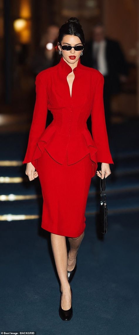 Kendall Jenner showed off her impeccable sense of style in a vintage Mugler red peplum dre... Kendall Jenner Red Outfit, Kendall Jenner In Red Dress, Red Dress On Black Women, Kendall Jenner Red Dress, Red Dress Winter, Kendall Jenner Red, Woman Red Dress, Vintage Mugler, Night Out In Paris