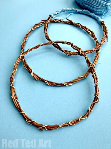 How to make a Willow Wreath (Easy) - These Willow Wreathes are easy to make and can be used for dream catchers or door wreaths Wood Dream Catcher, Dream Catcher For Kids, Diy Dream Catcher Tutorial, Making Dream Catchers, Dream Catcher Tutorial, Crafts By Season, Red Ted Art, Willow Wreath, Mermaid Crafts