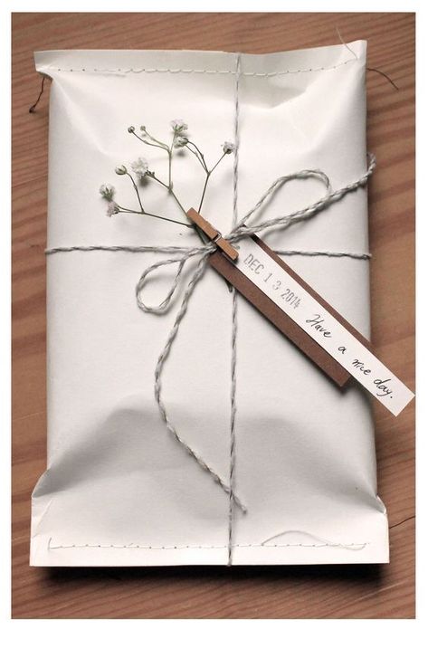 Packing Paper Gift Wrap, Jul Diy, Gift Wrapping Inspiration, Packaging Ideas Business, Gifts Wrapping Diy, Handmade Packaging, Creative Gift Wrapping, Diy Gift Wrapping, Cadeau Photo