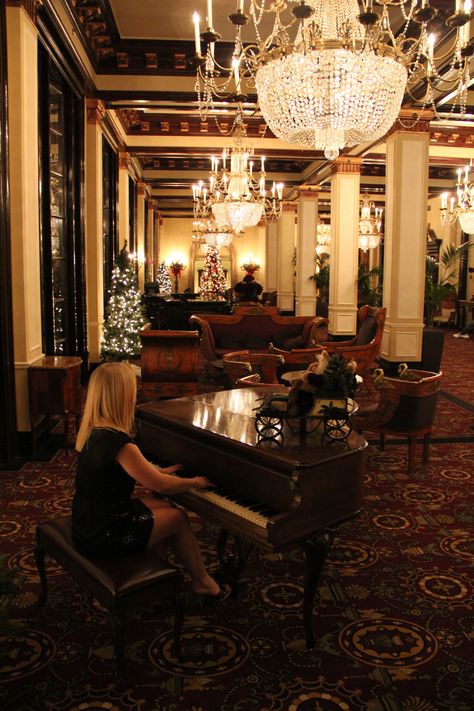 Piano + gorgeous hotel lobby=perfection. Hotel Lobby Photography, Piano In Restaurant, Hotel Lobby Photoshoot, Grand Piano Aesthetic, Grand Piano Photography, Steinway Grand Piano, Grand Piano, Grad Photos, Hotel Lobby