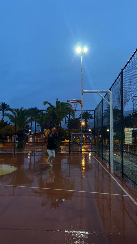 Basketball Court Outside, Basketball Game Aesthetic, Basketball Court Aesthetic, Basketball Vibe, Basketball Lifestyle, Basketball Vibes, Basketball Pics, Basketball Aesthetic, Basketball Life